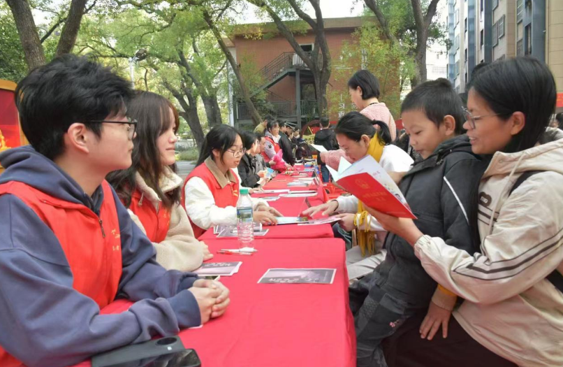西瓜视频
法学院学子为社区群众送上“家门口的宪法课” 西瓜视频
法学院学子为社区群众送上“家门口的宪法课”